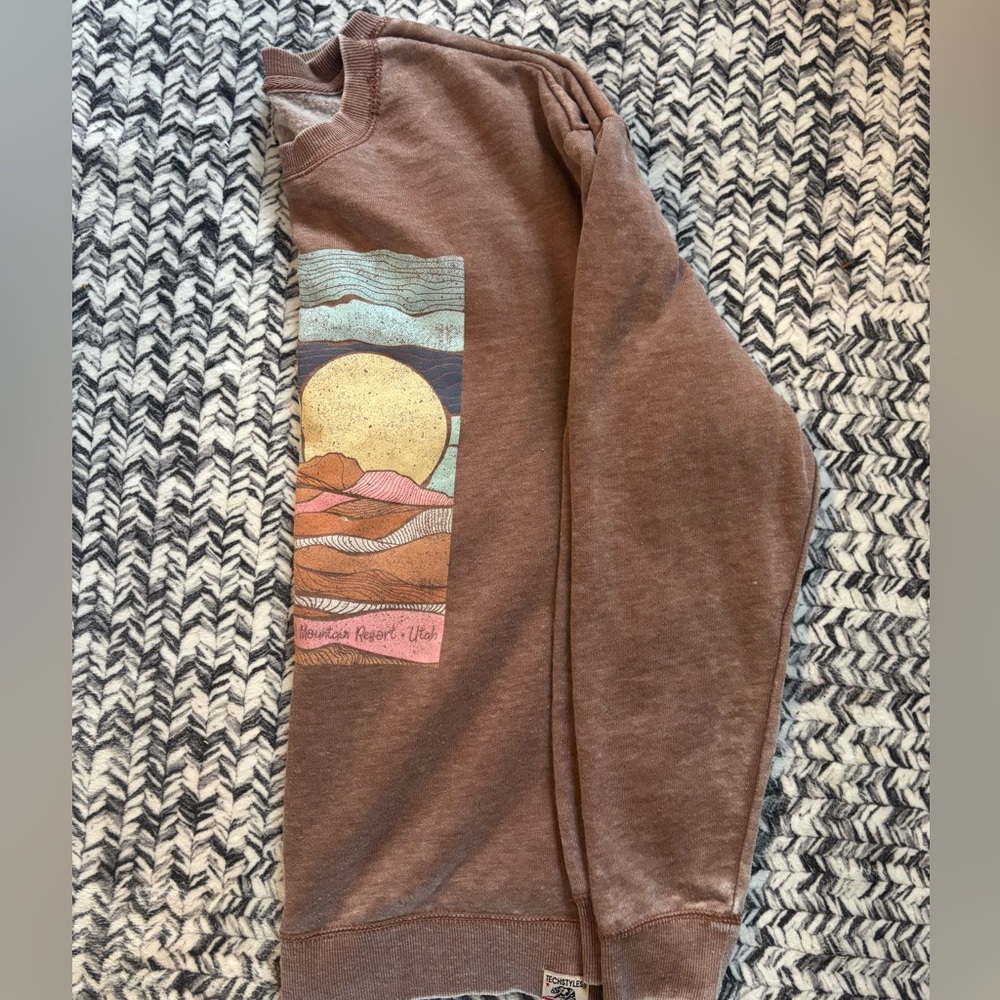 Granola Burnt Red graphic Women’s Crewneck Pullover Sweater Size Small/ Medium - Picture 6 of 8